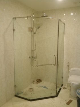 Thi công vách kính phòng tắm cho công trình xây dựng: Nên hay không?