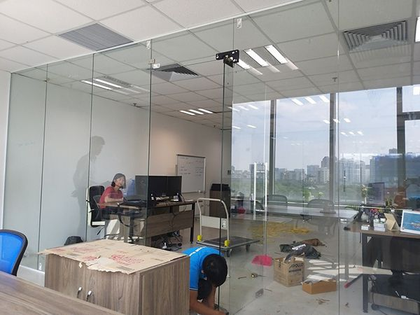 Làm vách kính văn phòng giá tốt chất lượng tại Hà Nội