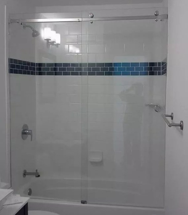 Vách kính phòng tắm có nên lắp đặt không?