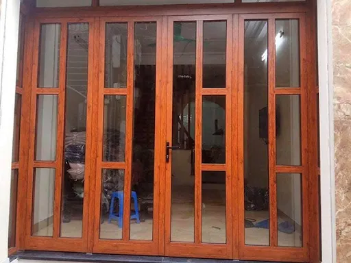 Mẫu cửa nhôm Xingfa 4 cánh với thiết kế vân gỗ