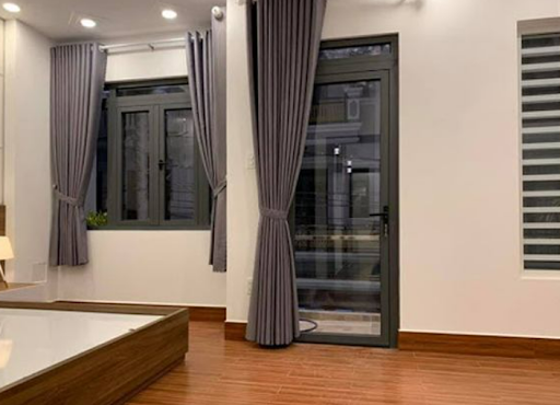 Cửa phòng ngủ nhôm kính có nhiều thiết kế đặc biệt, giúp khách hàng dễ dàng lắp đặt