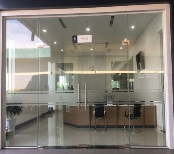 Bộ cửa kính cường lực 2 cánh mở quay.
