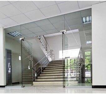 Cửa kính thuỷ lực được lắp đặt trong một toà nhà chung cư.