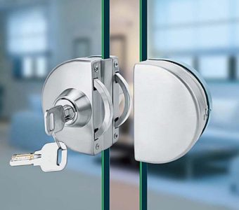 Loại khoá bán nguyệt cửa kính cường lực.