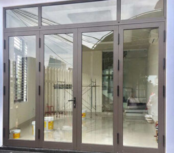 Việc lắp đặt cửa đúng tiêu chuẩn kỹ thuật làm cho cửa có độ bền và tính thẩm mỹ cao nhất.