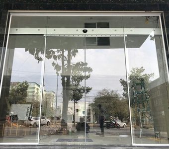Cửa kính tự động được sử dụng rất nhiều trong các công trình xây dựng.
