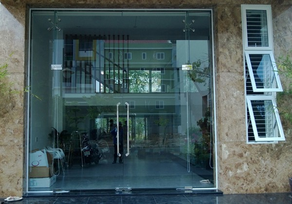 Đây là mẫu cửa kính cường lực không khung.