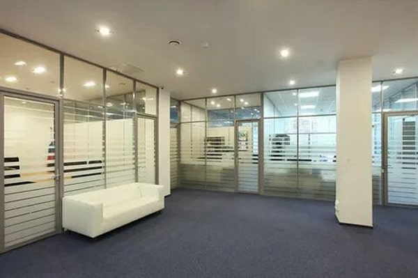Mẫu cửa kính cường lực 1 cánh dùng làm cửa thông phòng.