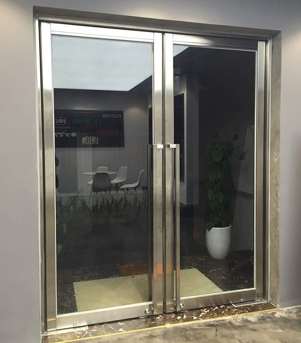 Loại cửa kính cường lực gắn khung inox.