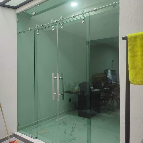 Mẫu cửa kính cường lực 2 cánh do cuanhomhe thi công.