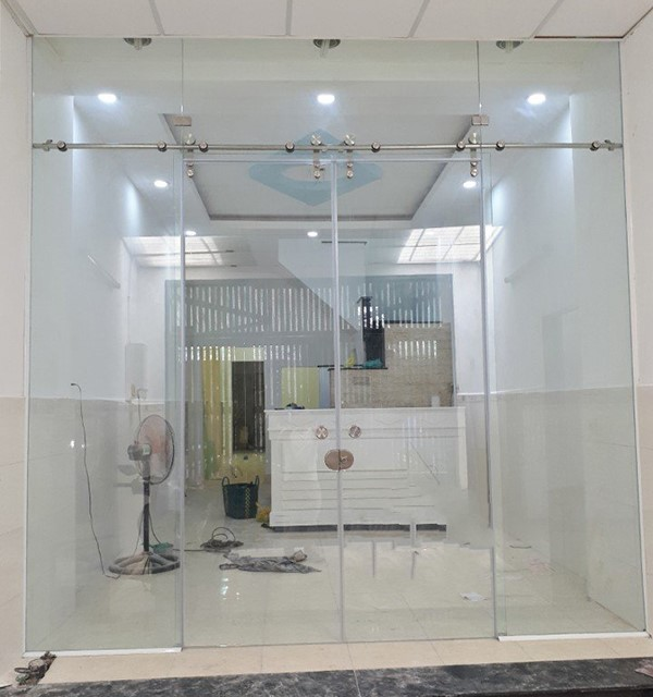 Mẫu cửa kính cường lực lùa ray treo inox.