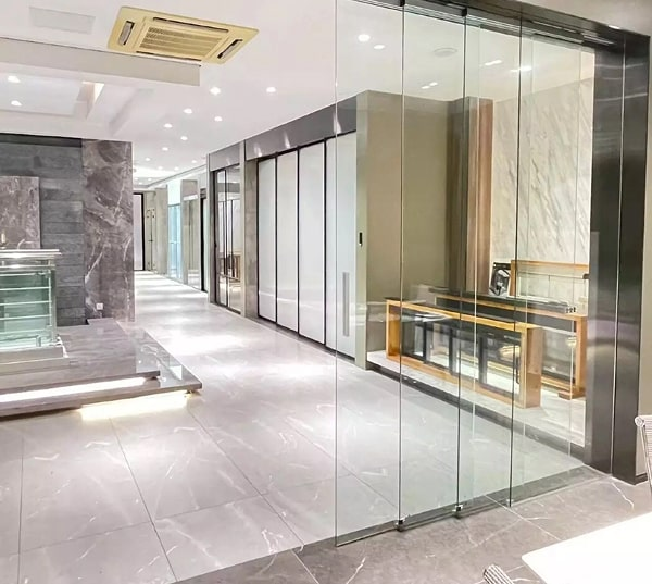 Mẫu cửa kính cường lực 3 cánh.