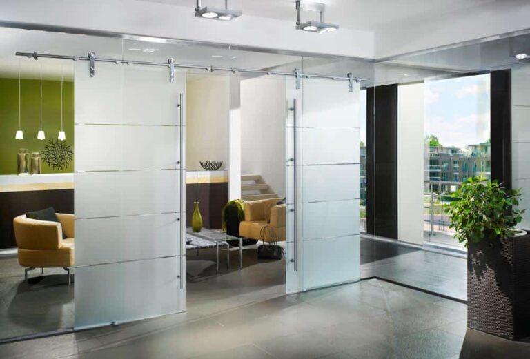 Cửa kính cường lực trượt lùa treo rất thích hợp để ngăn không gian của hai phòng.